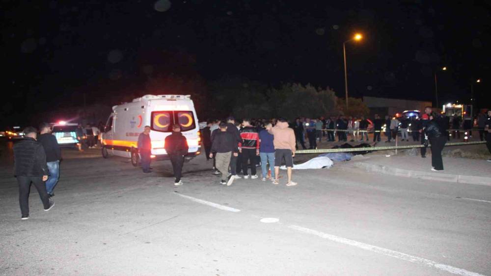 &Ccedil;&ouml;p kamyonuyla &ccedil;arpışan motosikletteki 2 gen&ccedil; hayatını kaybetti
