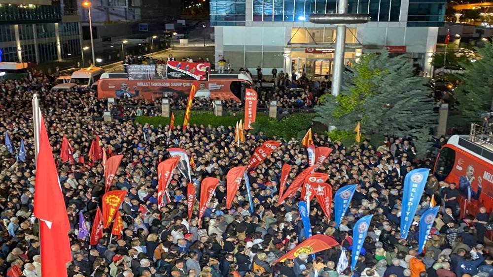 &Ouml;zel: "Biz en kısa zamanda sandık istiyoruz, kurultay istiyoruz"
