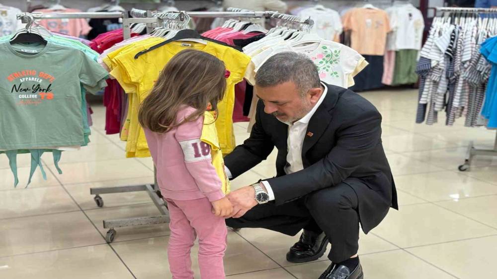 Sincan Belediye Başkanı Murat Ercan &ccedil;ocuklara bayramlık hediye etti
