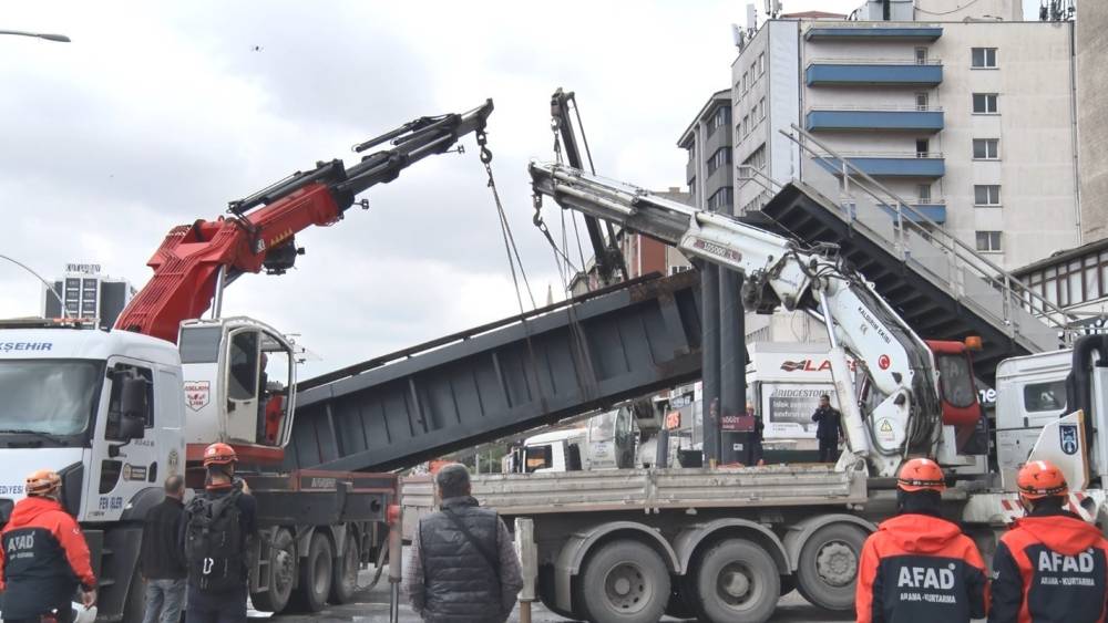 Damperi a&ccedil;ık kamyon faciaya neden oldu: &Uuml;st ge&ccedil;it &ccedil;&ouml;kt&uuml;, 3 yaralı
