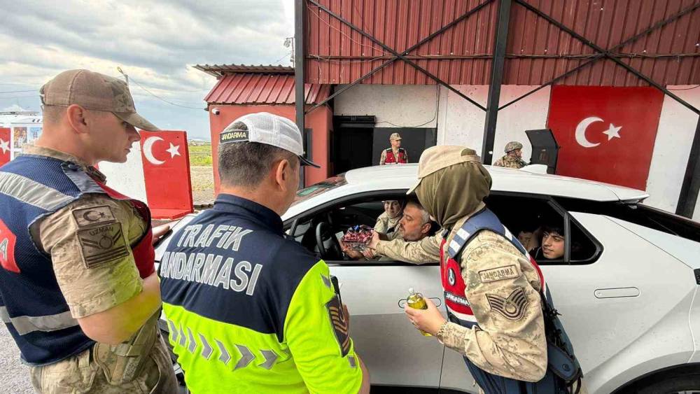 Diyarbakır&rsquo;da jandarma ekipleri Kurban Bayramı &ouml;ncesi trafik uygulaması yaptı
