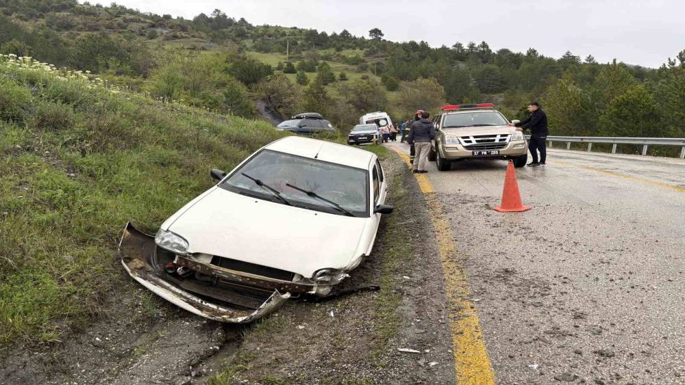Kontrolden &ccedil;ıkan otomobil şarampole &ccedil;arptı: 3 yaralı
