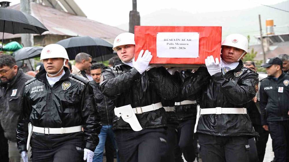 Polis memuru kalbine yenik d&uuml;şt&uuml;

