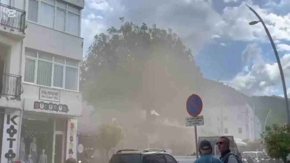 Dat&ccedil;a&rsquo;da işletme bacasında &ccedil;ıkan yangın paniğe neden oldu

