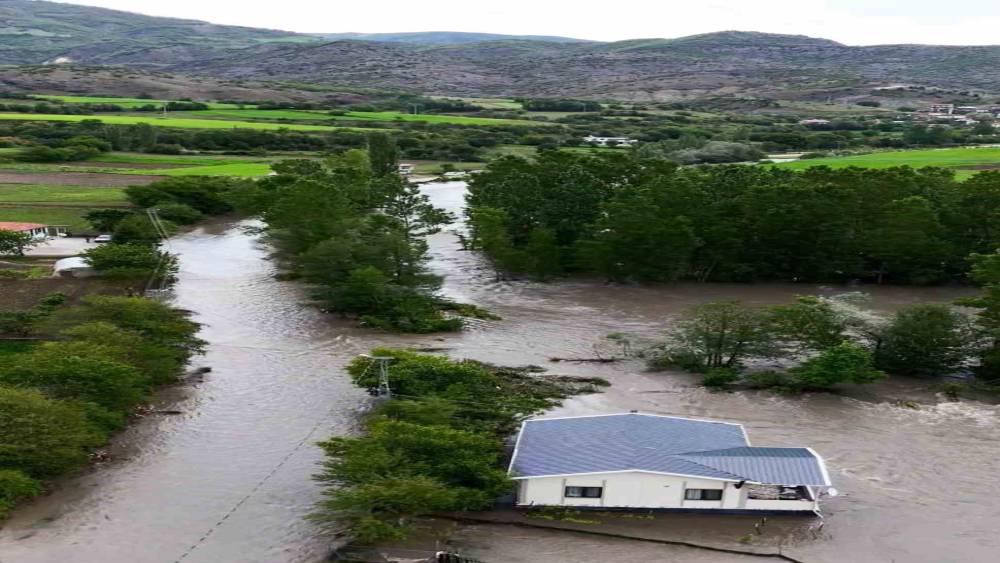 Tokat&rsquo;ta taşkında mahsur kalan ara&ccedil; son anda kurtarıldı
