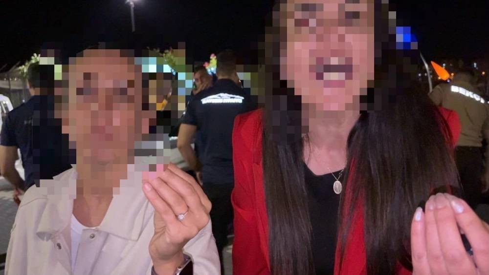 Bebeğini arabada unuttu, hıncını gazetecilerden &ccedil;ıkardı
