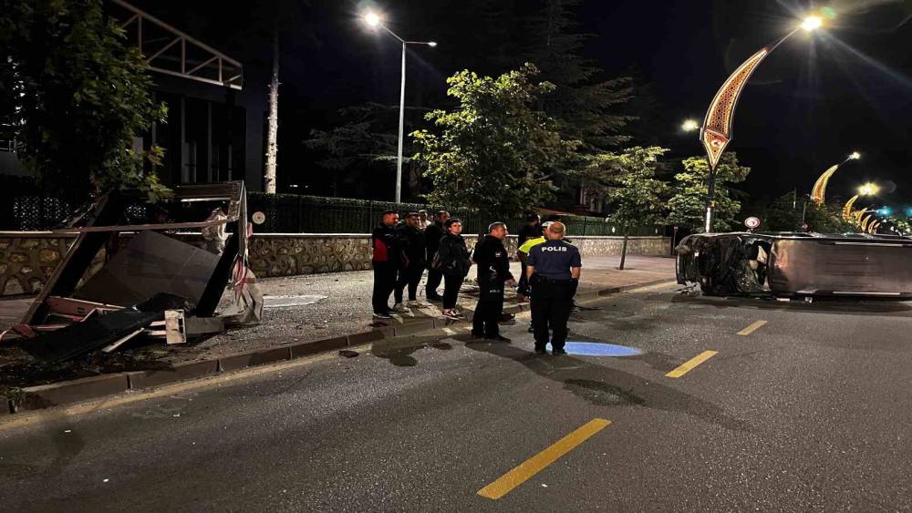 Niğde&rsquo;de kontrolden &ccedil;ıkan ara&ccedil; devrildi: 2 yaralı
