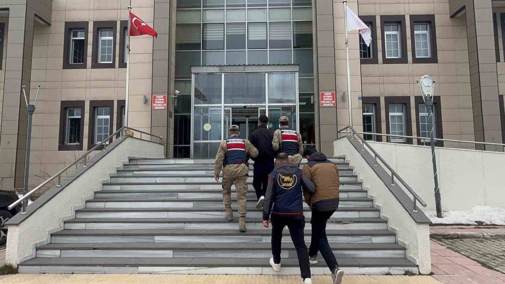 Bitlis&rsquo;te g&ouml;&ccedil;men ka&ccedil;ak&ccedil;ılığı operasyonu
