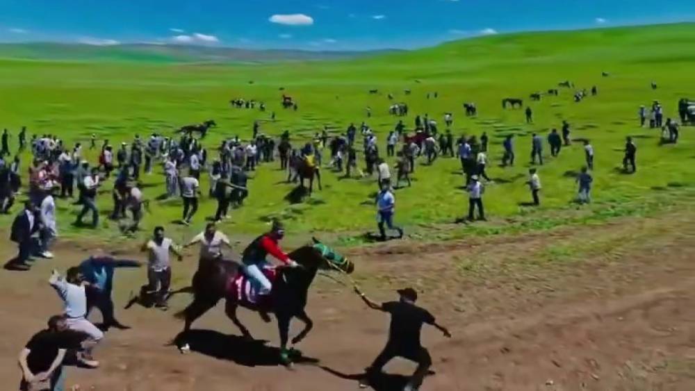 At yarışındaki  g&ouml;r&uuml;nt&uuml;ler harekete ge&ccedil;irdi:  Ata uygunsuz m&uuml;dahaleye soruşturma
