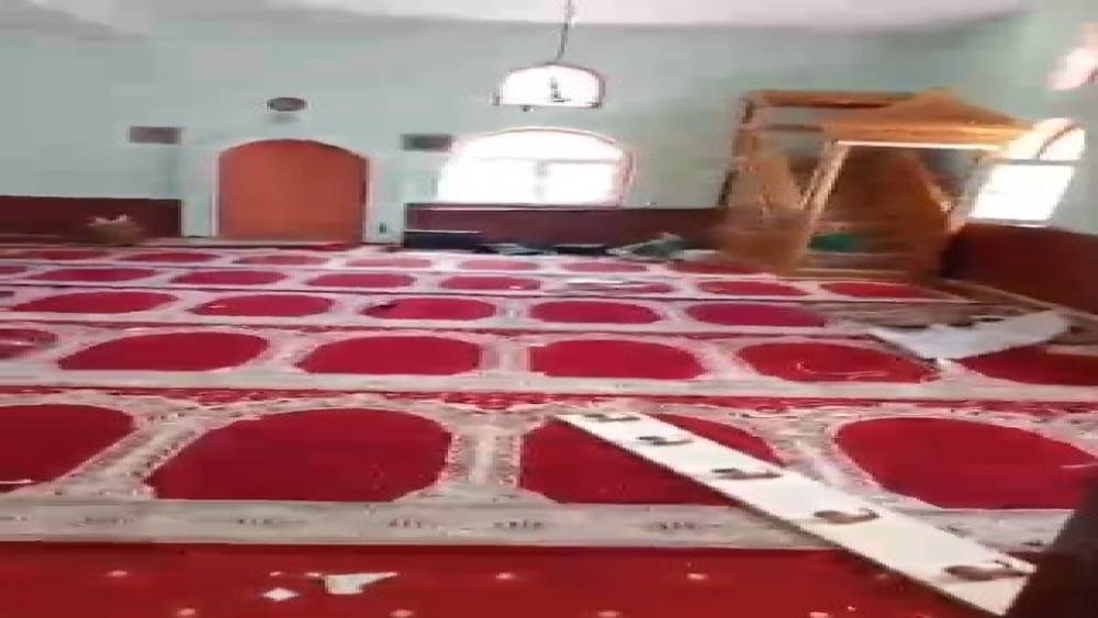 Tahrip edilen k&ouml;y camisi belediye ekiplerince yeniden ibadete hazır hale getirildi
