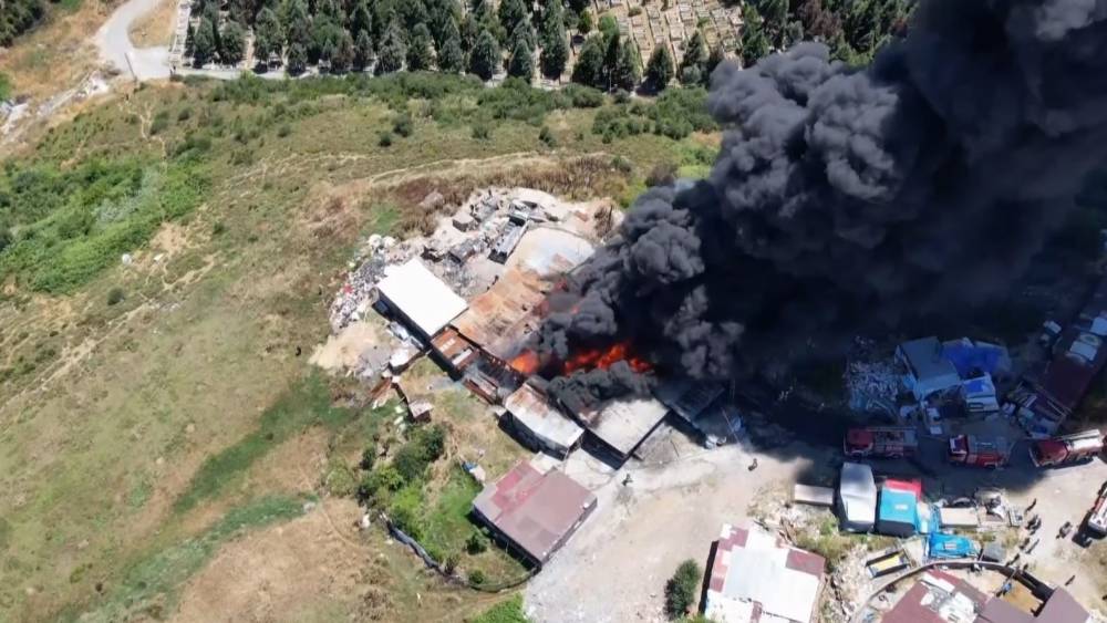 Sultangazi&rsquo;de 2 hafta &ouml;nce yanan plastik eşya deposundan yeniden alevler y&uuml;kseldi
