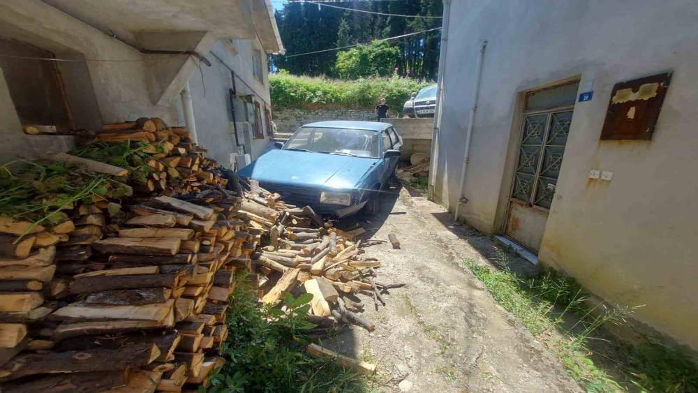Yokuş aşağı inerken kaza yapıp iki evin arasına d&uuml;şt&uuml;
