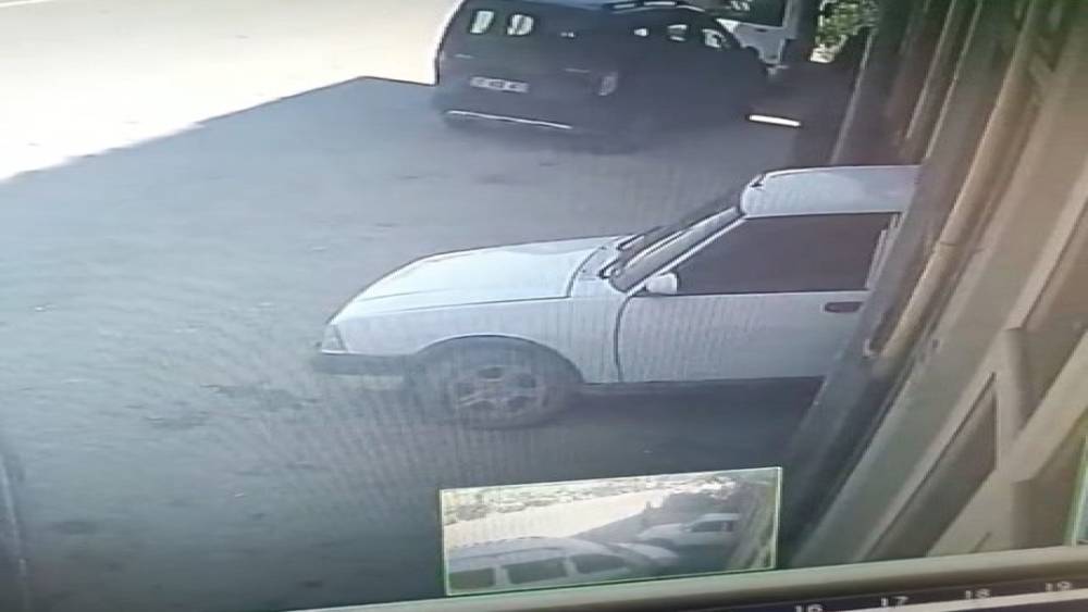 Tamir etmek istediği otomobilin altında kaldı
