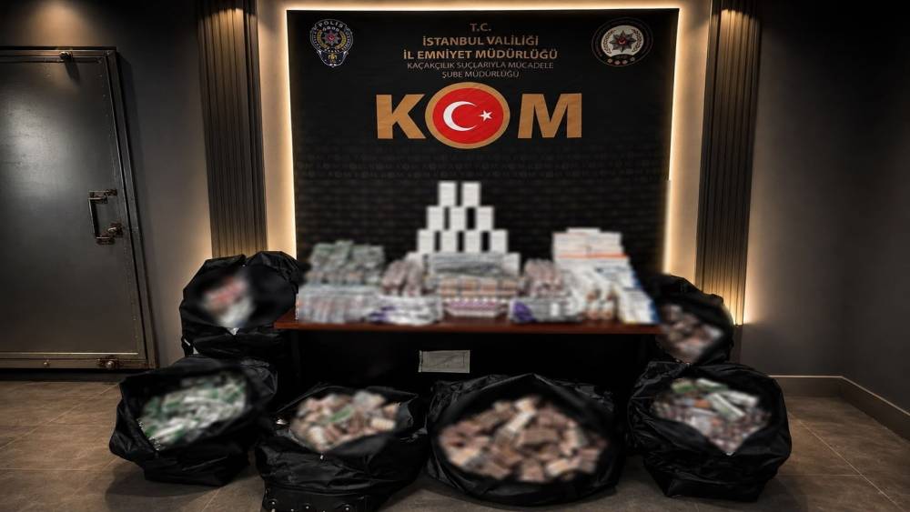 Fatih&rsquo;te ka&ccedil;ak tıbbi ila&ccedil; operasyonu: 98 bin 632 tablet ele ge&ccedil;irildi, 2 ş&uuml;pheli g&ouml;zaltına alındı
