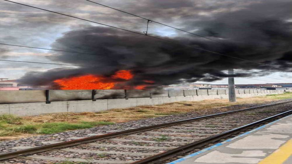 Ankara&rsquo;da boş arazide &ccedil;ıkan yangın tren istasyonuna sı&ccedil;radı
