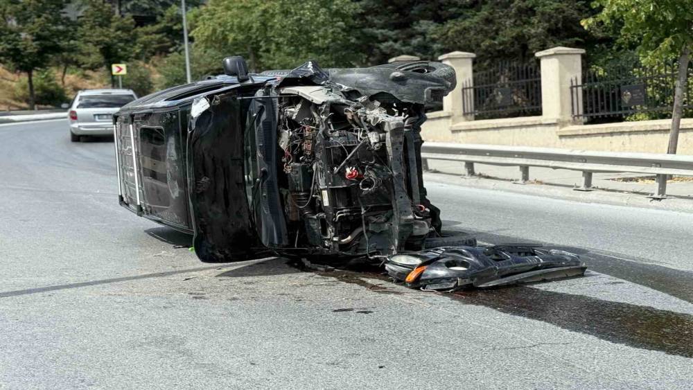Beyoğlu&rsquo;nda l&uuml;ks cip aydınlatma direğine &ccedil;arpıp yan yattı: S&uuml;r&uuml;c&uuml; yaralandı
