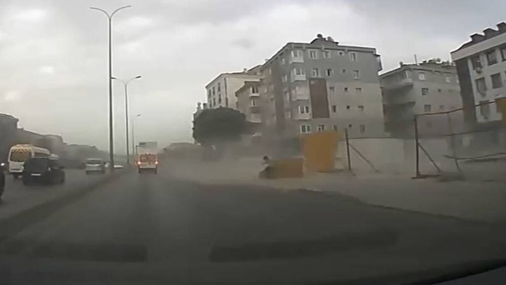 Avcılar E-5 yan yolda inşaat bariyerleri fırtınada b&ouml;yle u&ccedil;tu
