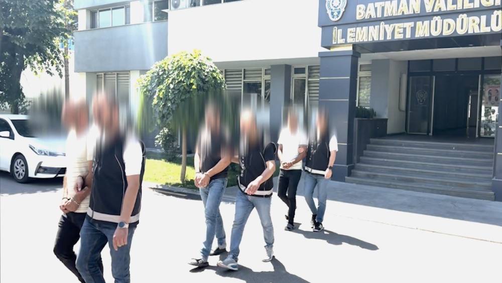 Batman&rsquo;da pamuk y&uuml;kl&uuml; iki tırda 112 kilo esrar ele ge&ccedil;irildi

