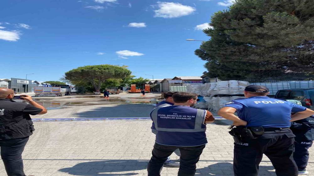 Balıkesir&rsquo;de yere d&ouml;k&uuml;len kimyasal madde kum emdirilerek temizlendi
