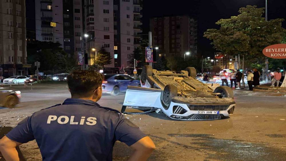 Otomobille &ccedil;arpışan SUV ara&ccedil; takla attı: 2 yaralı
