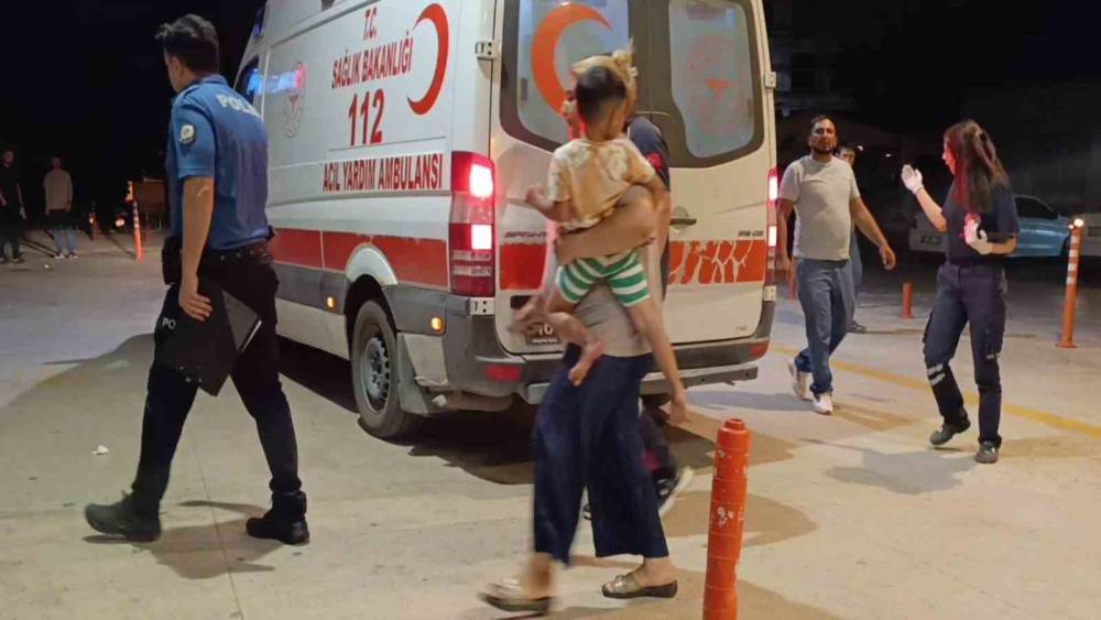 T&uuml;fekten &ccedil;ıkan sa&ccedil;ma baba ve 4 yaşındaki oğluna isabet etti
