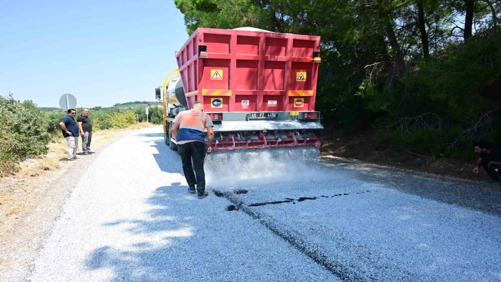 Soma&rsquo;da mahalle yollarına ikinci kat asfalt atılıyor
