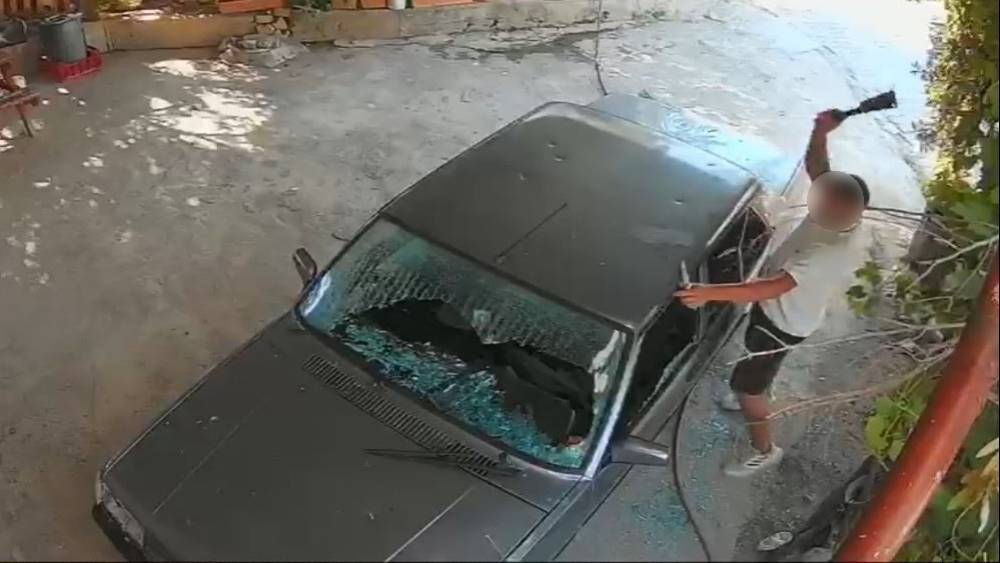 Kadına ait otomobile satır ve bı&ccedil;akla zarar verdi: O anlar kamerada
