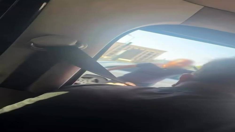 Minib&uuml;s şof&ouml;r&uuml; ile otomobil s&uuml;r&uuml;c&uuml;s&uuml; arasındaki gerginlik kamerada
