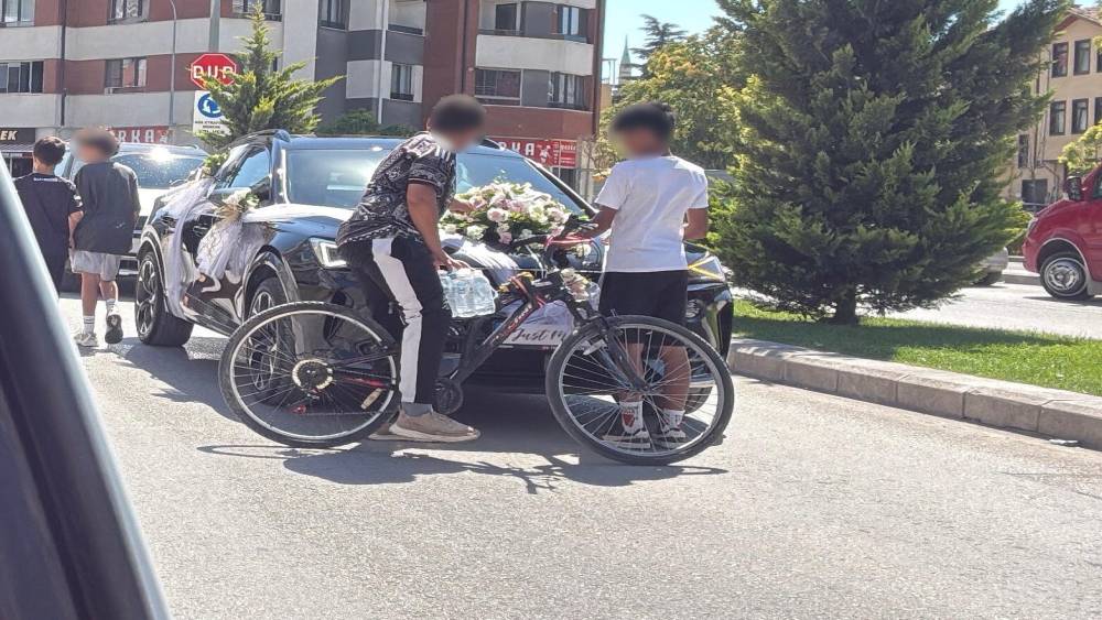 Bahşiş almak i&ccedil;in hem kendi canlarını hem de trafiği tehlikeye attılar
