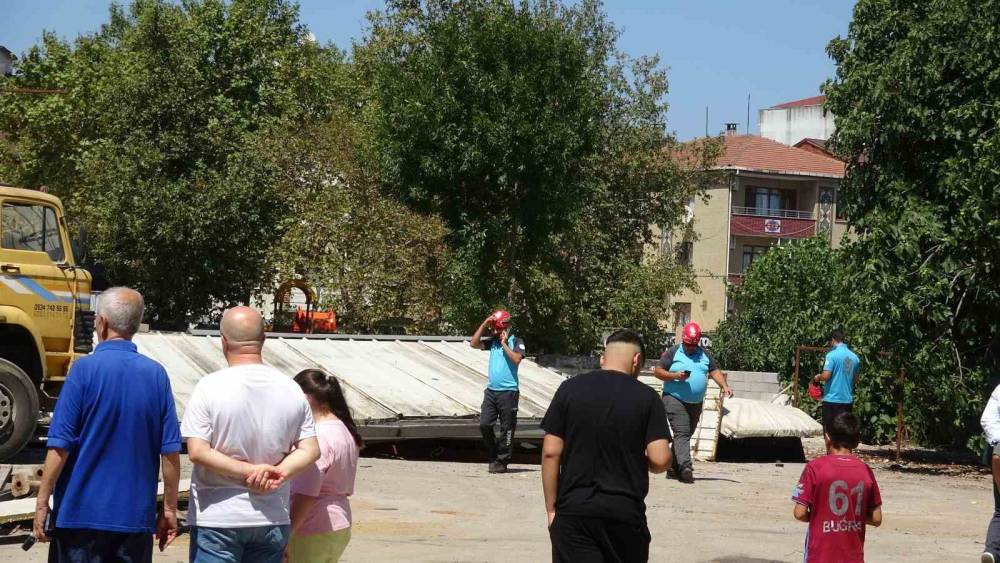 Sultanbeyli&rsquo;de &ccedil;elik &ccedil;atı iş&ccedil;ilerin &uuml;zerine &ccedil;&ouml;kt&uuml;: 1&rsquo;i ağır 2 yaralı
