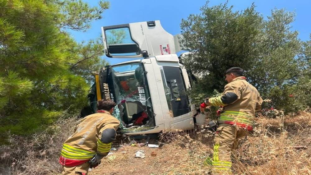 Arsuz&rsquo;da devrilen kamyonun s&uuml;r&uuml;c&uuml;s&uuml; yaralandı
