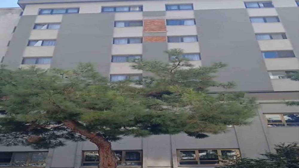 &Ouml;ğretmenevi duvarından kopan beton par&ccedil;aları korkuttu
