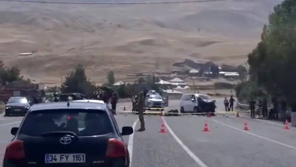 Muradiye&rsquo;de ara&ccedil;lar kafa kafaya &ccedil;arpıştı: 2 &ouml;l&uuml;, 9 yaralı

