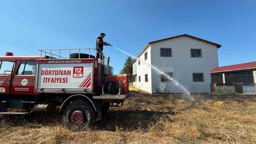 Bolu&rsquo;da kereste fabrikasının yanında korkutan yangın: Alevler tesise sı&ccedil;ramadan s&ouml;nd&uuml;r&uuml;ld&uuml;
