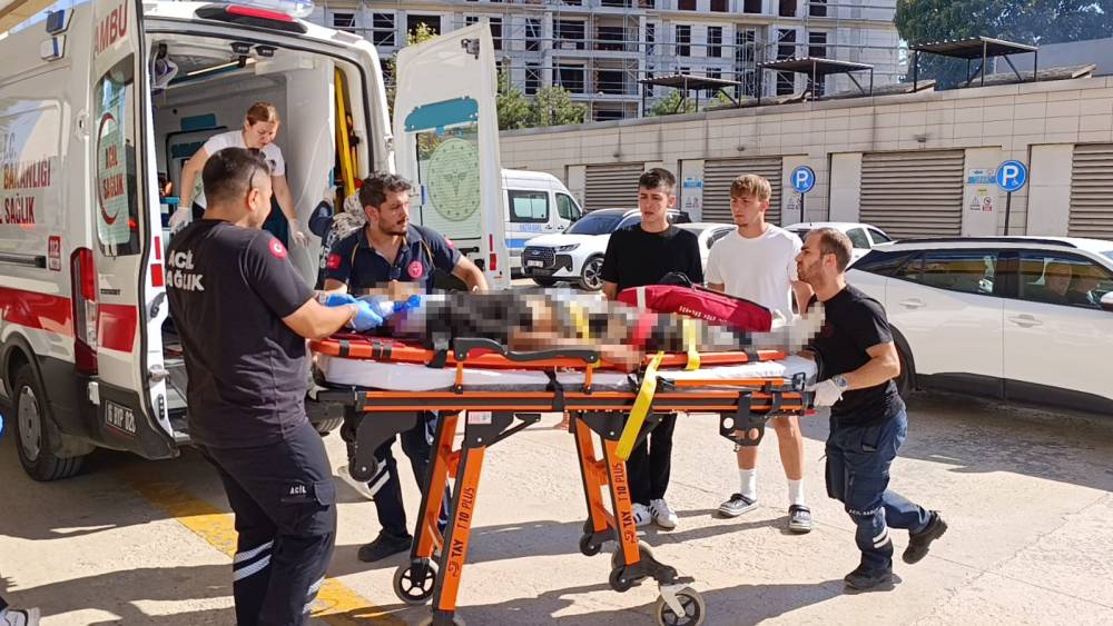 Devrilen trakt&ouml;r&uuml;n altında kalan s&uuml;r&uuml;c&uuml; hayatını kaybetti
