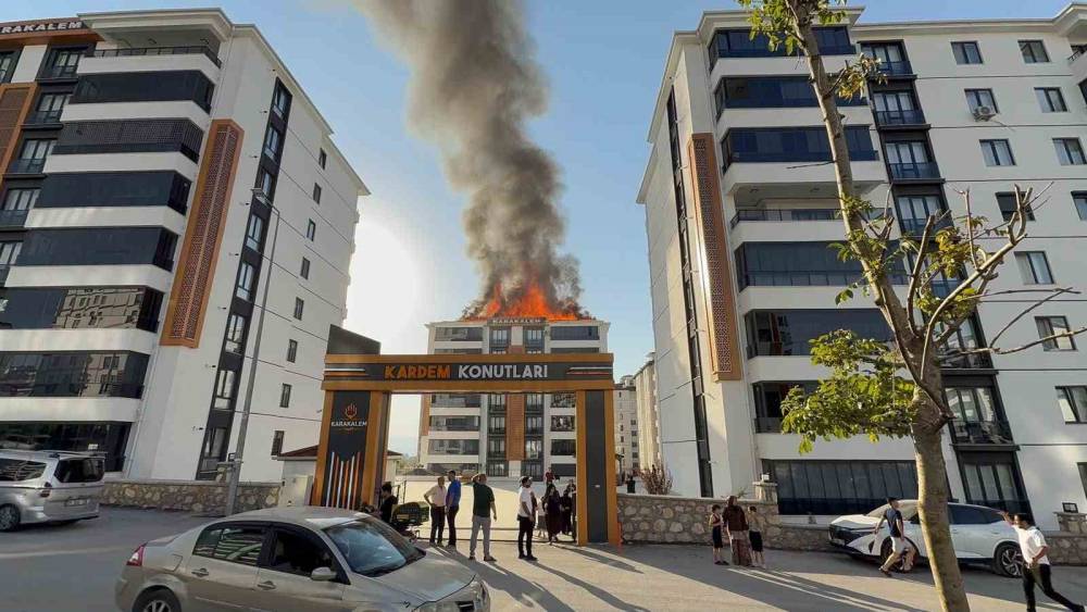 Elazığ&rsquo;da korkutan &ccedil;atı yangını
