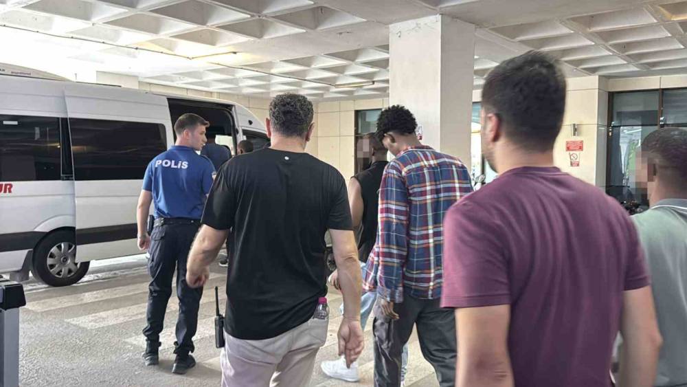 Edirne&rsquo;de minib&uuml;ste 19 ka&ccedil;ak g&ouml;&ccedil;men yakalandı
