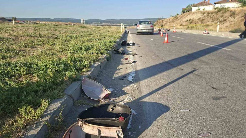K&uuml;tahya&rsquo;da otomobilin &ccedil;arptığı elektrikli bisikletin s&uuml;r&uuml;c&uuml;s&uuml; hayatını kaybetti
