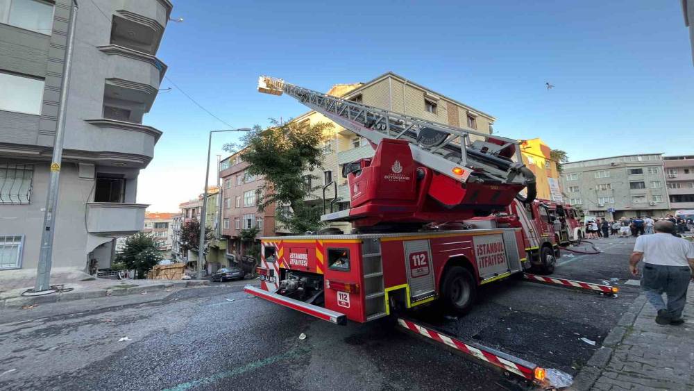 Gaziosmanpaşa&rsquo;da &ccedil;atı katında yangın: 1 &ouml;l&uuml;

