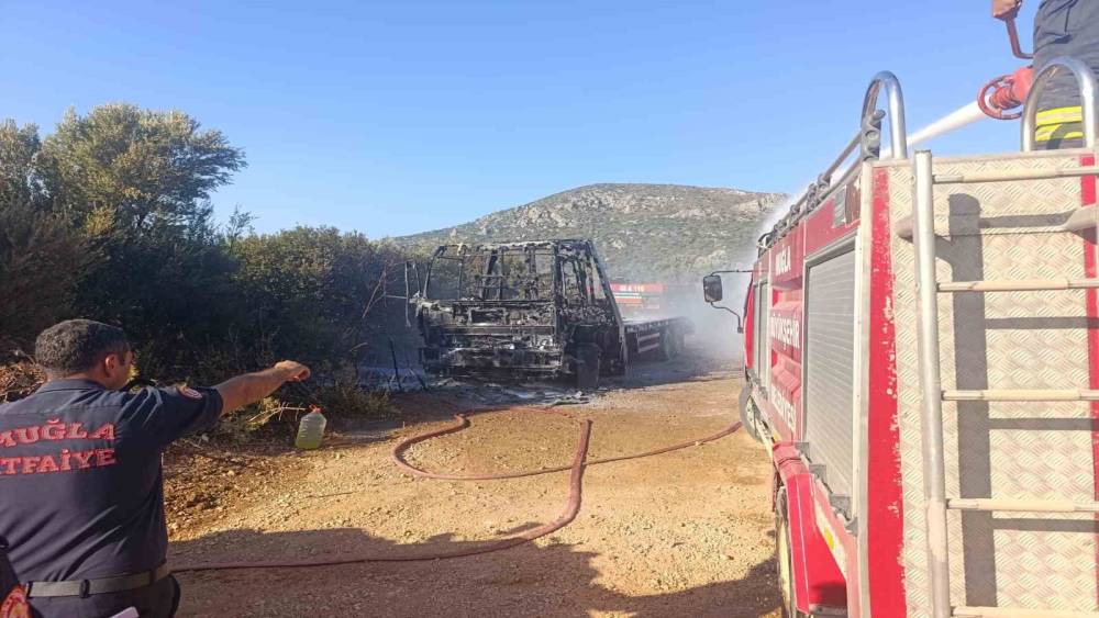 Dat&ccedil;a&rsquo;da kamyoneti yaktığı iddia edilen 2 kişi tutuklandı
