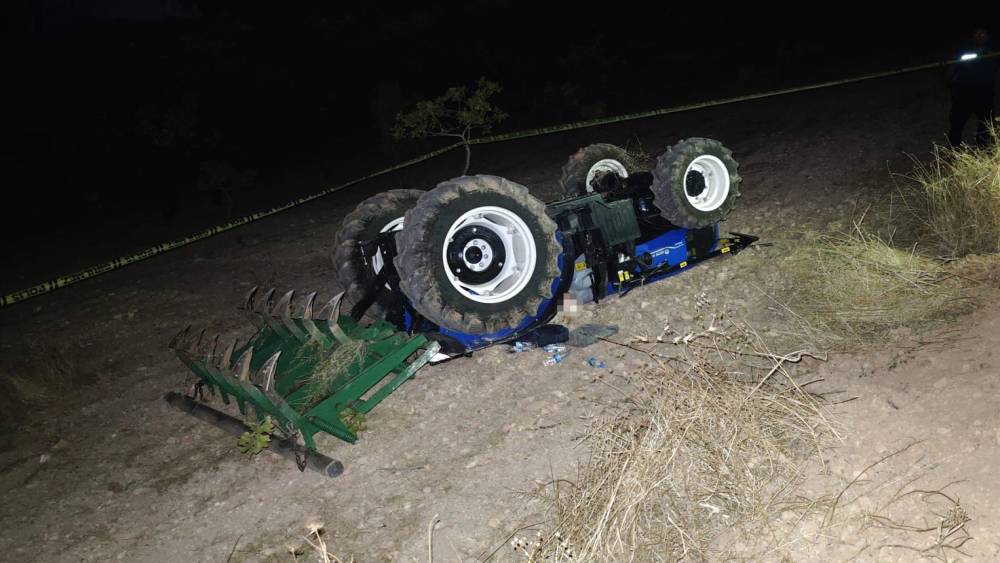 Bah&ccedil;eyi s&uuml;rerken trakt&ouml;r&uuml;n altında kalan &ccedil;ift&ccedil;i hayatını kaybetti
