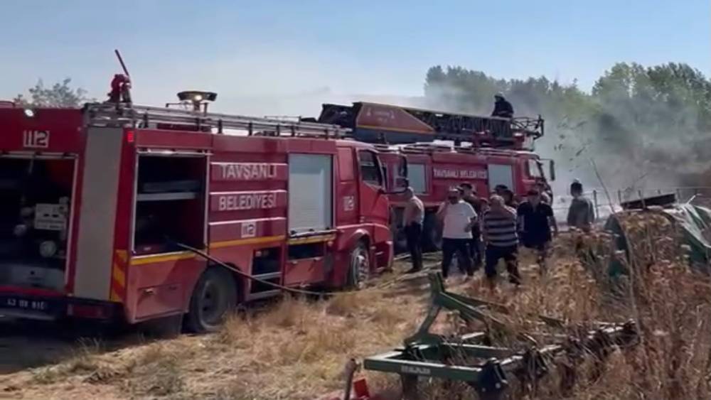 K&uuml;tahya&rsquo;da yangında 400 balya saman k&uuml;l oldu
