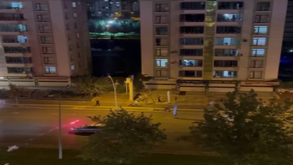 Diyarbakır&rsquo;da havai fişek dehşeti: Hedef alarak attı, 2 kardeş yaralandı

