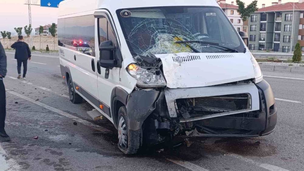 Karaman&rsquo;da servis minib&uuml;sleri &ccedil;arpıştı: 1 yaralı
