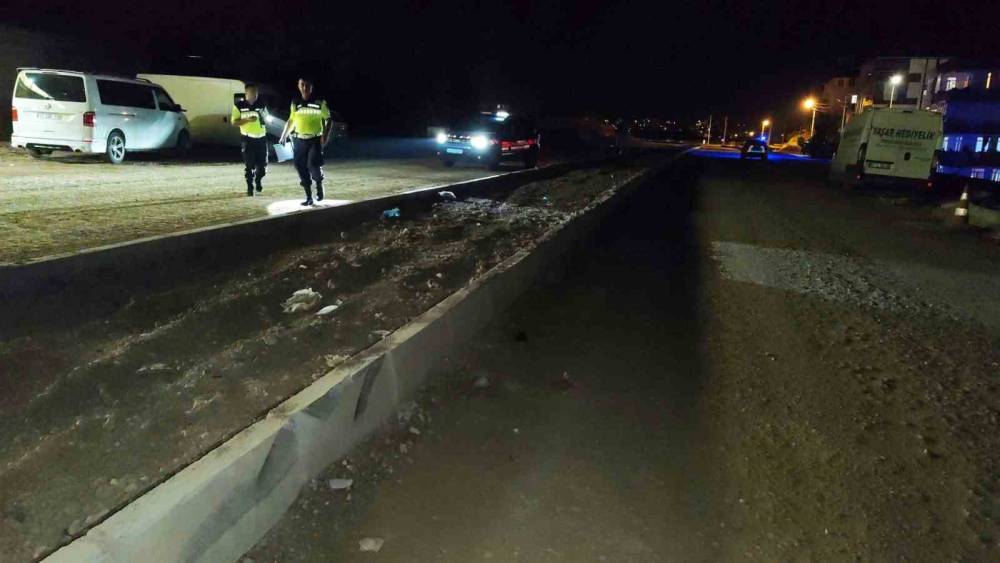Antalya&rsquo;da kontrolden &ccedil;ıkan otomobil ref&uuml;je &ccedil;arptı: 1 yaralı

