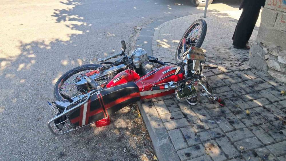 Karaman&rsquo;da hafif ticari ara&ccedil;la motosiklet &ccedil;arpıştı: 1 yaralı
