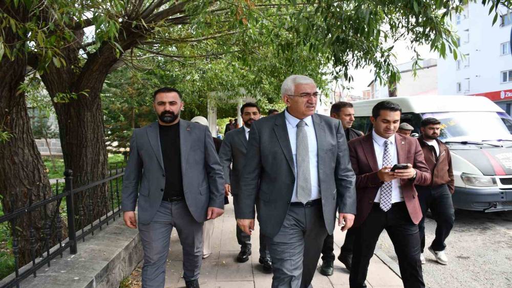 T&uuml;rkiye Y&uuml;zyılı Buluşmaları i&ccedil;in Kars&rsquo;a gelen AK Parti Erzurum Milletvekili &Ouml;z, Sarıkamış&rsquo;ta esnaf ve teşkilatla buluştu
