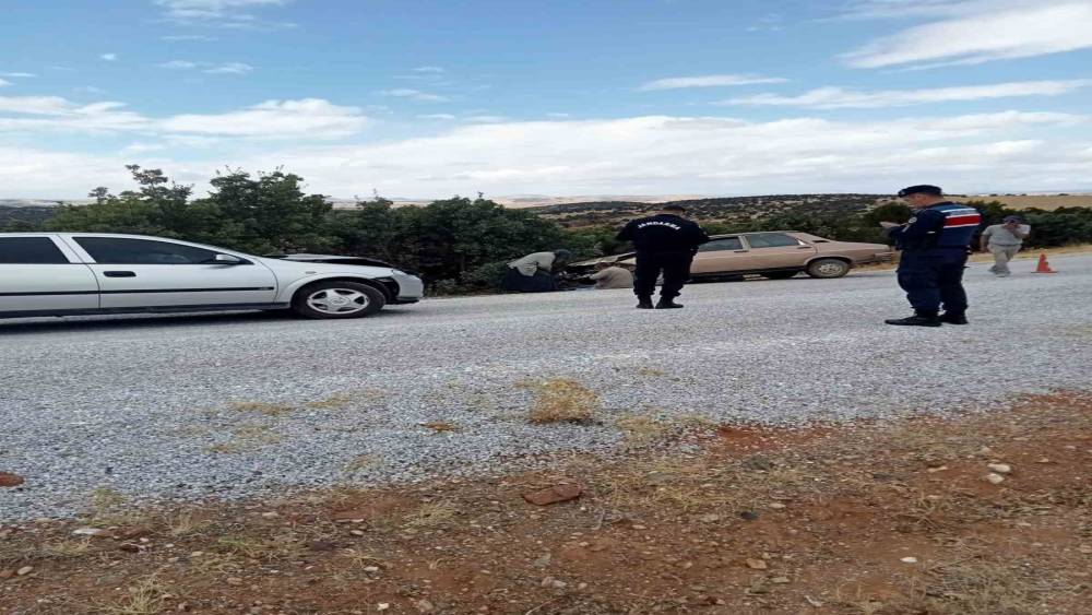 Sivrihisar&rsquo;da otomobiller kafa kafaya &ccedil;arpıştı: 1&rsquo;i ağır 2 yaralı

