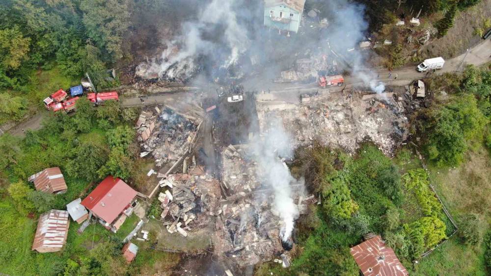 11 evin k&uuml;le d&ouml;nd&uuml;ğ&uuml; k&ouml;y havadan g&ouml;r&uuml;nt&uuml;lendi
