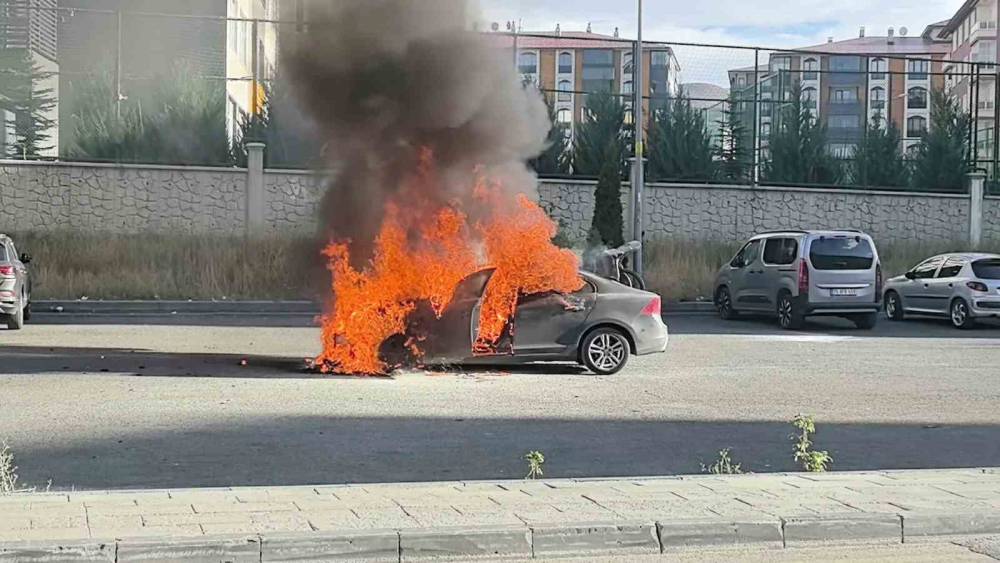 Erzurum&rsquo;da korkutan ara&ccedil; yangını: Art arda patlamalar yaşandı
